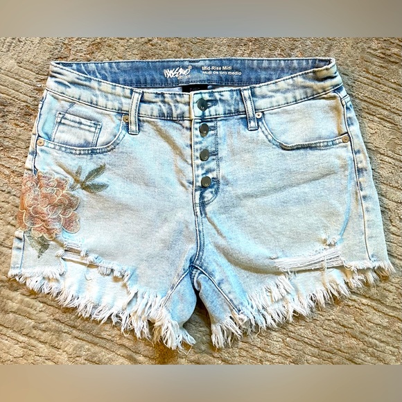 Mossimo Supply Co. Pants - 3/$15 LIKE NEW 𝑴𝒐𝒔𝒔𝒊𝒎𝒐 𝑀𝑖𝑑-𝑅𝑖𝑠𝑒 𝑀𝑖𝑑𝑖 Jean shorts